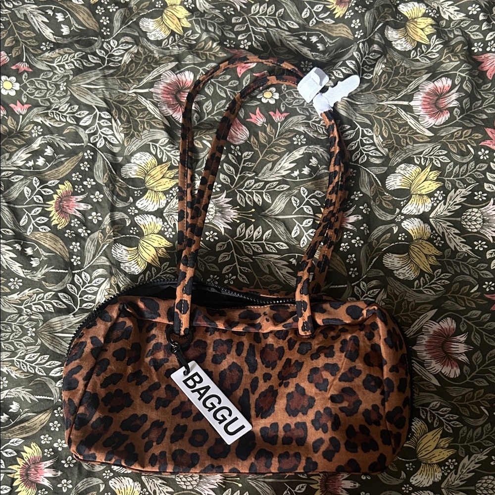 NWT Baggu Leopard Bowler